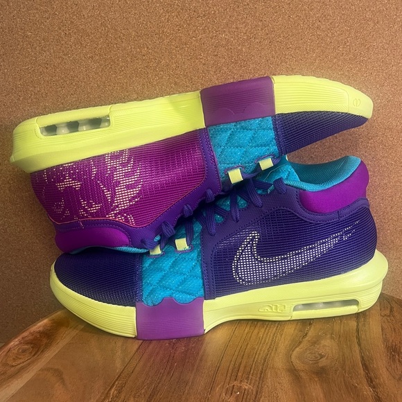 Nike 
Labron james 
Witness 8
Girls purple
NWOT - Picture 3 of 13
